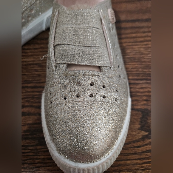 Blowish. Girls size 1. Rubber shoes. Gold sparkles. (C) - Picture 3 of 7